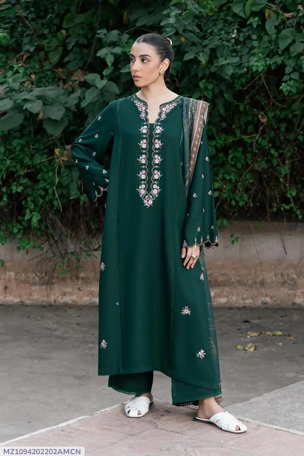 3 Pcs Women's Unstitched Embroidered Lawn Suit with Diamond Dupatta (Green)