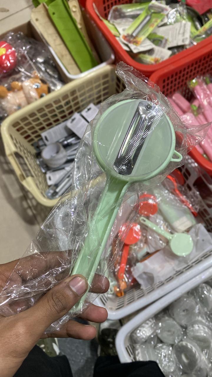 Multi-Functional Vegetable & Fruit Peeler With Integrated Storage Container - Image 2