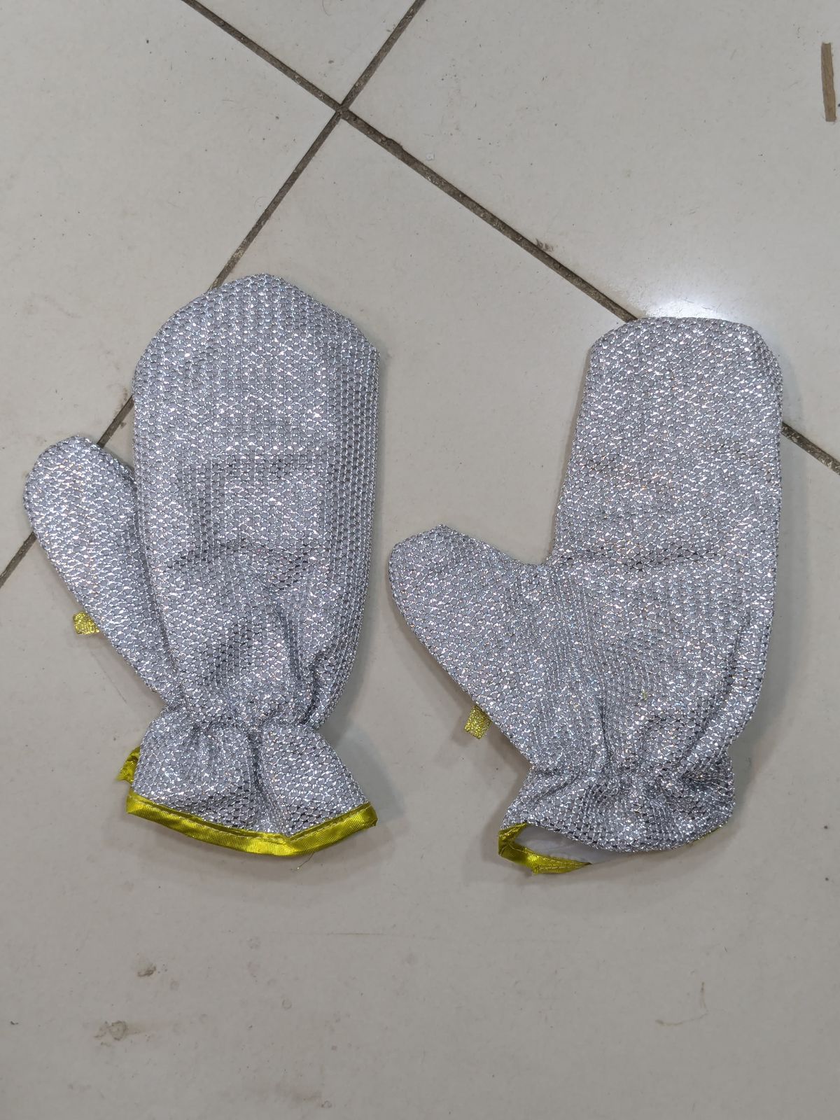 Title: Heavy-Duty Silver Heat-Resistant Oven Mitts – Professional Grade Kitchen Safety (Pair) - Image 2